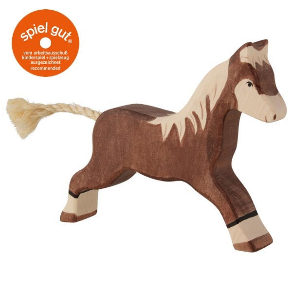 Wooden horse toy with 'spiel gut' label on a white background